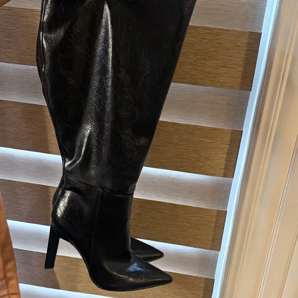Elegant Black Leather Women's Boots - Picture 2 of 5